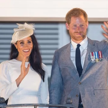 Фото: Принца Гарри и Меган Маркл лишат королевских титулов и денег 1