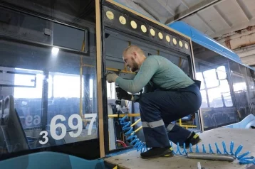 Фото: «Процесс трудоёмкий»: власти города рассказали об установке дополнительных форточек в автобусах Кемерова 1
