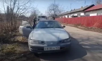 Фото: В Кузбассе молодой водитель без прав устроил заезд в парке и попал на видео 1