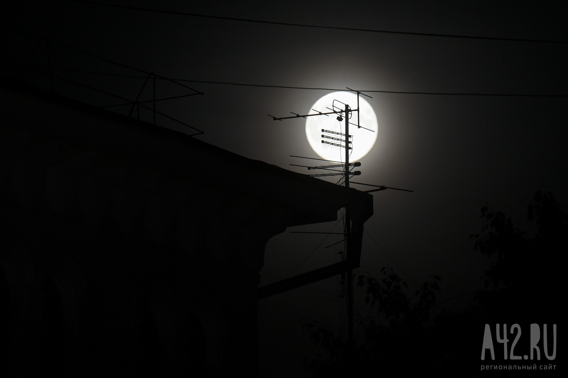 Светящийся объект возле Луны привлёк внимание кузбассовцев 