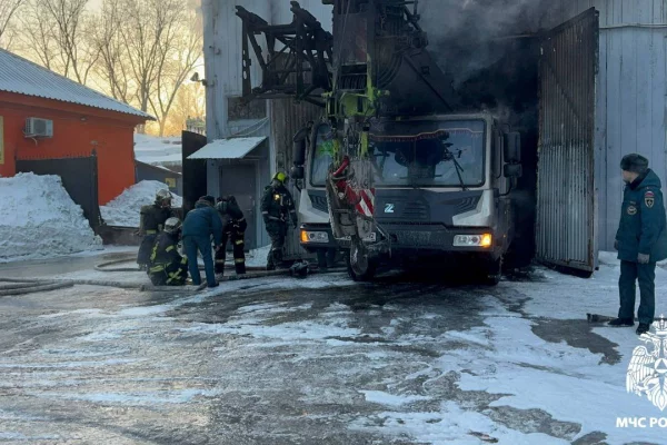 Склад с грузовой техникой вспыхнул на 1000 «квадратах» в Кемерове