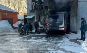 Склад с грузовой техникой вспыхнул на 1000 «квадратах» в Кемерове