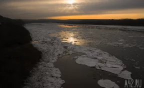 Дети катались на велосипедах по едва образовавшемуся льду в Ленинске-Кузнецком