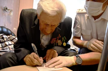 Фото: В Кузбассе полицейские помогли 94-летнему ветерану получить российское гражданство 1