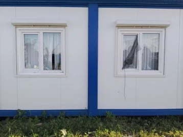 Фото: В Кузбассе неизвестные закидали будущий ФАП кирпичами, разбиты окна 1