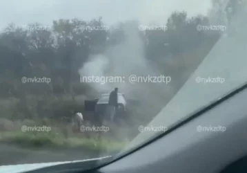Фото: В Кузбассе автомобиль задымился после ДТП 1