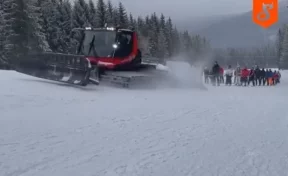Необычный подъём лыжников на гору сняли на видео