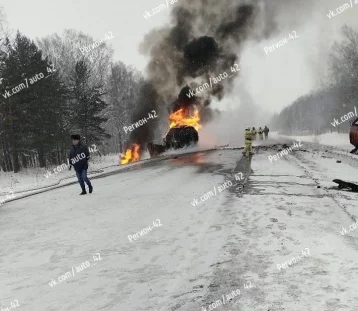 Фото: Водитель бензовоза сгорел после аварии на трассе Кемерово — Новосибирск, появилось видео ДТП 1