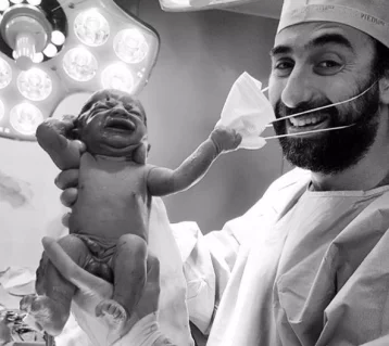Фото: Лучший кадр: сорвавший с врача маску младенец произвёл фурор в Сети 1