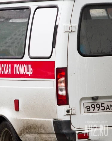 Житель Кузбасса выпрыгнул из такси и попытался ударить водителя скорой помощи