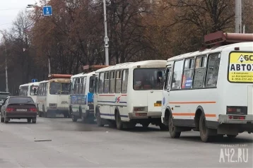 Фото: В Новокузнецке дебошир разбил дверь автобуса 1