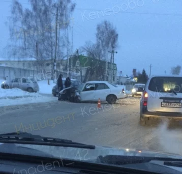 Фото: Два человека пострадали в лобовом ДТП в Кемерове 1