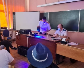 Фото: В Кемерове сотрудники СК показали школьникам, как работает криминалистическая техника 1