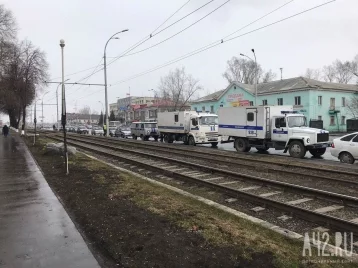 Фото: Кемеровчан взволновало большое скопление полицейских машин 1
