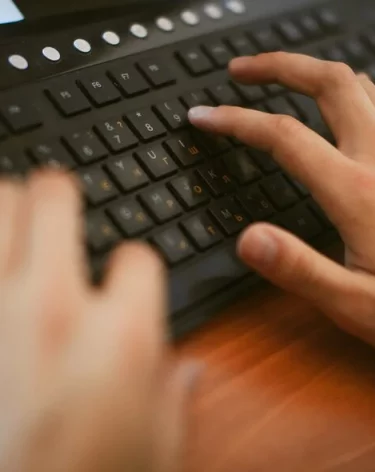 Названо слово, которое пользователи соцсетей чаще всего писали в комментариях в 2025 году