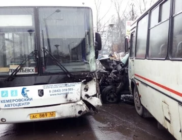 Фото: В Кузбассе два автобуса смяли внедорожник, есть пострадавшие 1