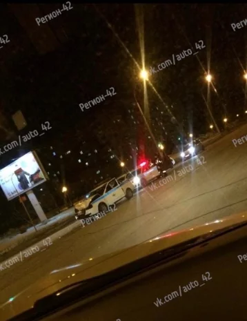 Фото: Момент аварии с автомобилем ГИБДД на кемеровском перекрёстке попал на видео 1
