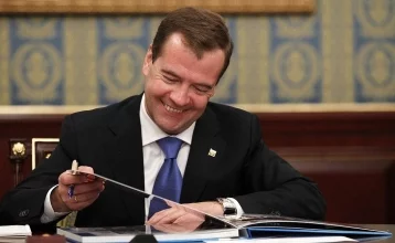 Фото: Медведев на пресс-конференции обменялся шутками с резидентом Comedy Club 1