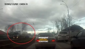 Фото: В Кемерове момент столкновения легкового автомобиля с фурой попал на видео 1