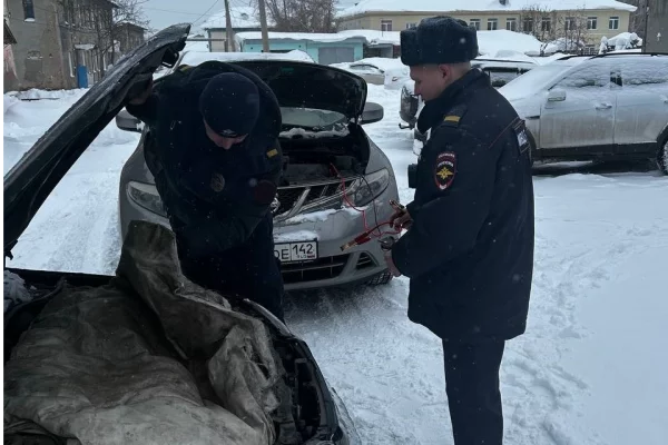 Кузбасские полицейские помогли маме с ребёнком завести заглохший двигатель в машине 