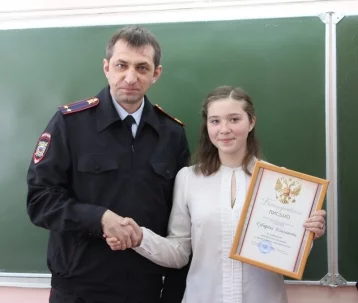 Фото: В Кузбассе школьница помогла вернуть сына его матери-инвалиду 1