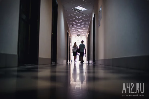 «Нас выпнули на улицу, как котят». В кемеровской компании от 200 человек потребовали уволиться вместо сокращения штата — почему это может быть незаконно