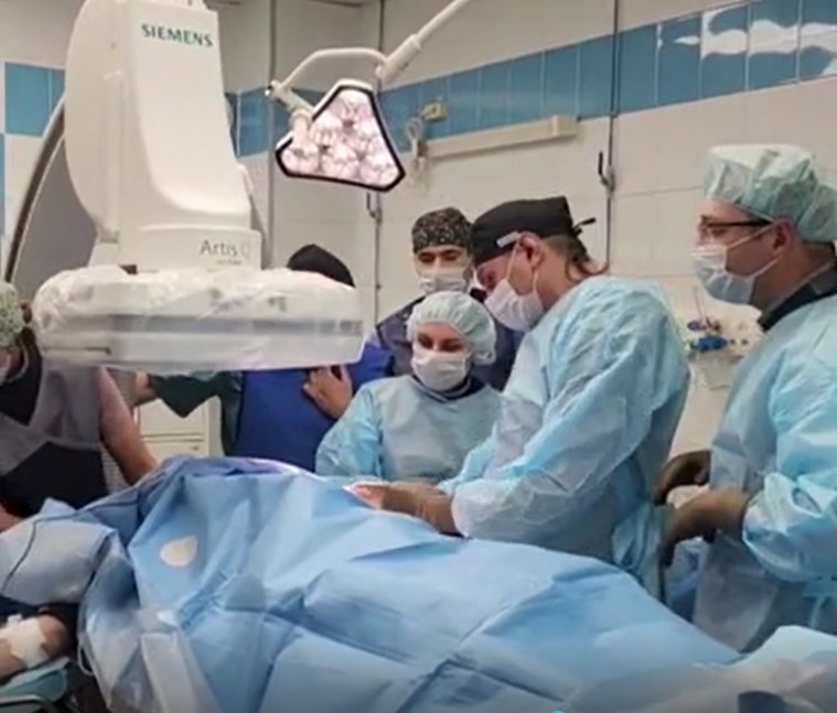 На юге Кузбасса пациенту с высоким риском остановки сердца впервые вживили подкожный дефибриллятор