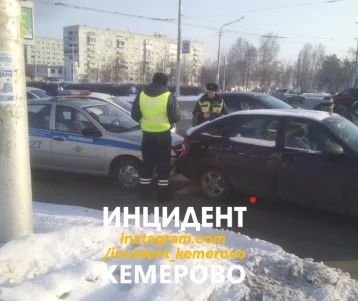 Фото: Момент ДТП с участием автомобиля ДПС в Кемерове попал на видео 1