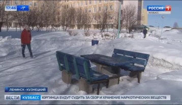 Фото: В Кузбассе из бахил и халатов стали делать лавочки и вазоны 1