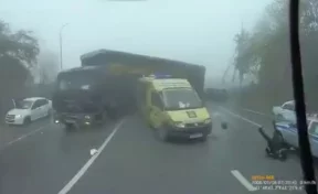 В Кабардино-Балкарии попавшая в туман фура врезалась в машину скорой помощи на месте ДТП