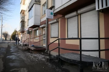 Фото: Кемеровчанка, которая поскользнулась и упала на крыльце магазина, отсудила 150 тысяч рублей 1