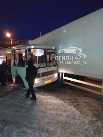 Фото: «Легла бы вся маршрутка»: в Кемерове автобус врезался в большегруз 1