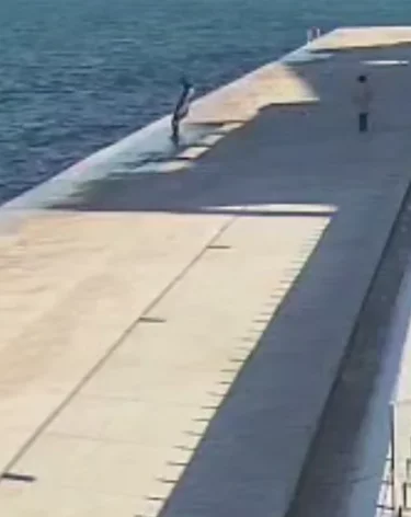 В Севастополе прохожие спасли упавшего в море подростка