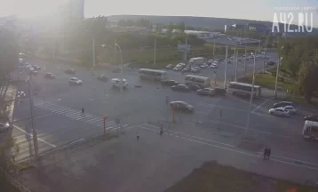 Фото: Авария с мотоциклистом на кемеровском перекрёстке попала на видео 1