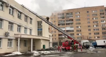 Фото: В Екатеринбурге загорелась кровля поликлиники, пациентов и посетителей эвакуировали 1