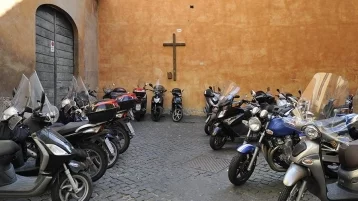 Фото: В итальянском городе за парковку предложили расплачиваться молитвой 1