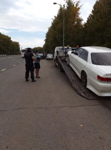 Фото: 16 автомобилей арестовали судебные приставы на трассе Кемерово — Ленинск-Кузнецкий 1