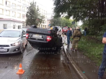 Фото: В Кемерове столкнулись четыре автомобиля: один из них опрокинулся на крышу 1