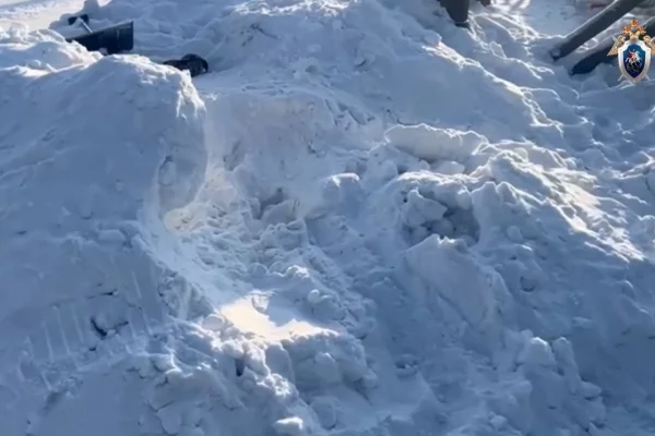 В Красноярском крае 10-летняя девочка погибла, копая тоннель в снегу