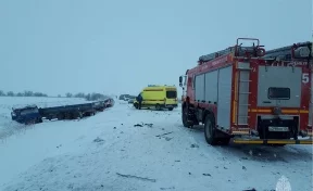 Под Оренбургом пять человек погибли в массовом ДТП с грузовиком, есть пострадавшие