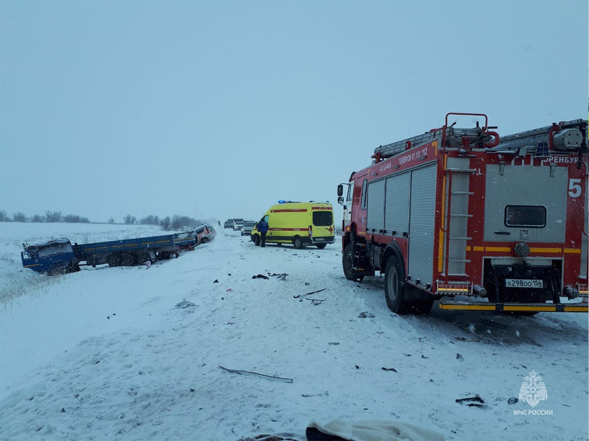 Под Оренбургом пять человек погибли в массовом ДТП с грузовиком, есть пострадавшие