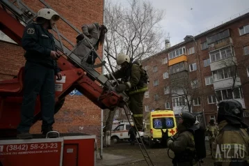 Фото: В Новокузнецке 18 человек эвакуировались из многоэтажки из-за пожара 1