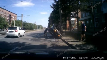 Фото: Последствия ДТП с опрокинувшимся автомобилем в Кемерове сняли на видео 1