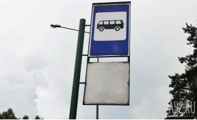 В Новосибирске автомобиль наехал на остановку, пострадали 6 человек