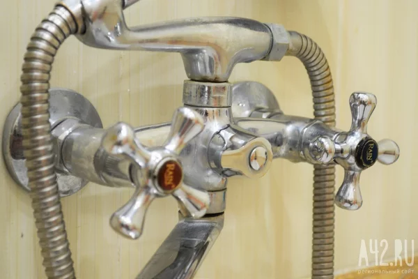 В кузбасском городе сотни домов и школа остались без холодной воды из-за аварии 