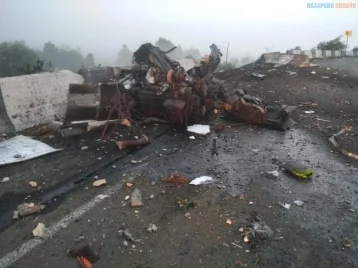 Фото: На красноярской трассе разрушилась кузбасская фура с сухим льдом: водитель погиб 1