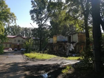 Фото: Прокуратура заинтересовалась опасными руинами заброшенных зданий рядом со школой в Новокузнецке 1