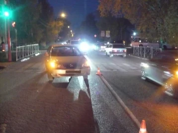 Фото: В Кузбассе ребёнок попал под колёса автомобиля, когда перебегал дорогу на красный свет 1