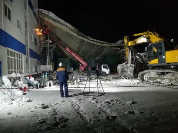 Фото: Появилось видео демонтажа рухнувшей крыши цеха здания завода в Кузбассе 1
