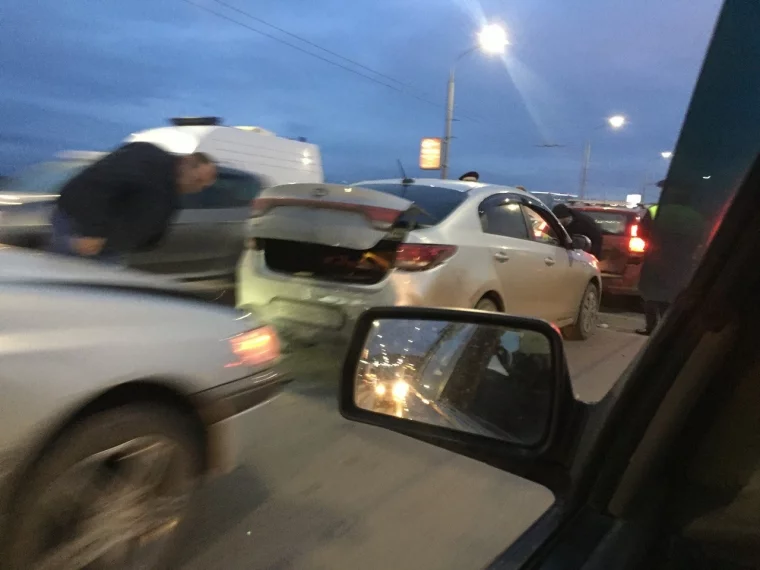 Фото: В Кемерове на Кузбасском мосту из-за ДТП образовалась пробка 2